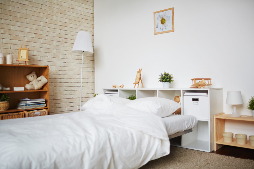 Photographie d'une chambre d'enfant avec son petit lit représentant l'aménagement des pièces de votre habitat - Société de rénovation à Paris