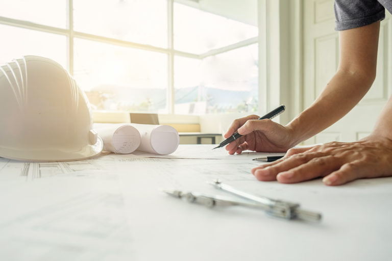 Expert en rénovation - Mains d'un ingénieur travaillant sur un plan, concept de construction. Outils d'ingénierie.