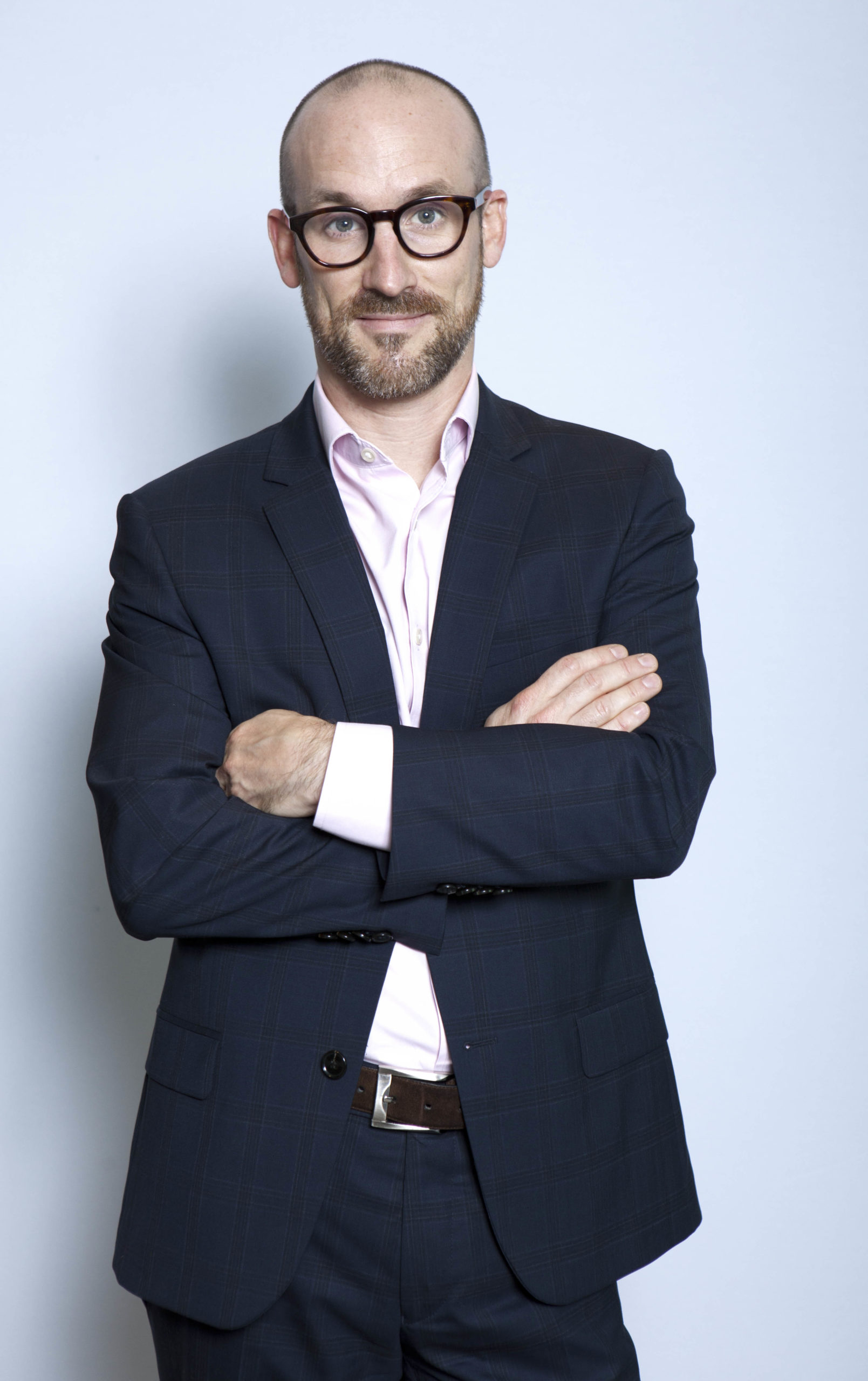 A propos d'Avinkel Rénovation - Vincent Keller en costume - Spécialiste en rénovation sur paris