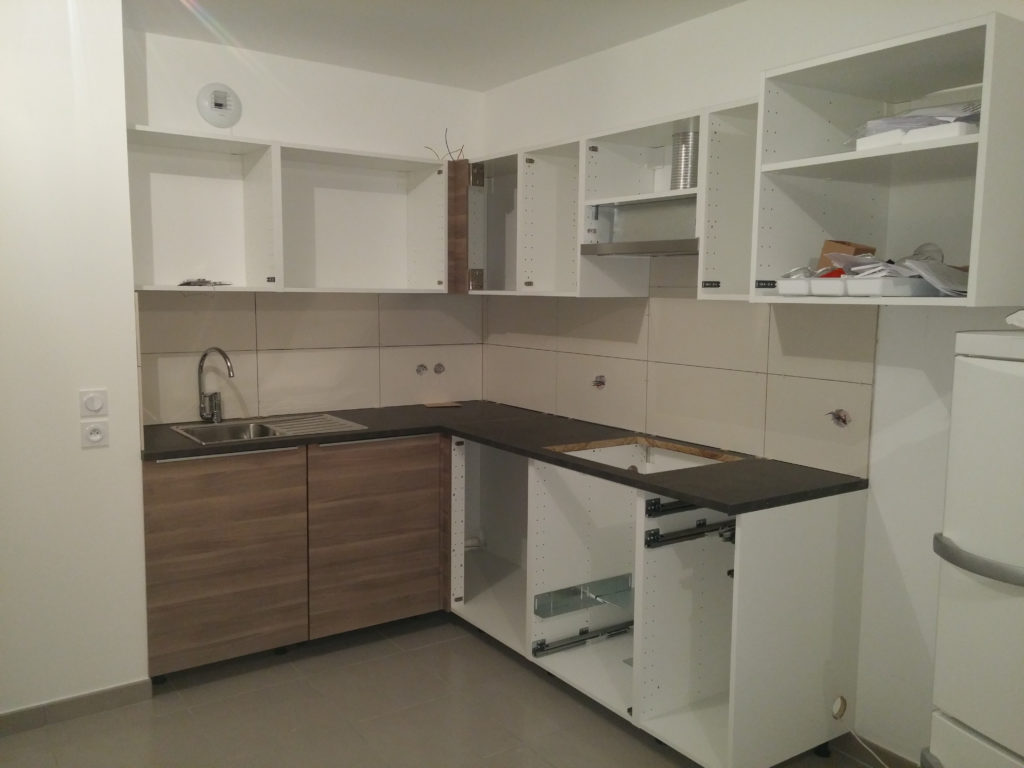 Pose d’une toute nouvelle cuisine dans une maison de la région parisienne.