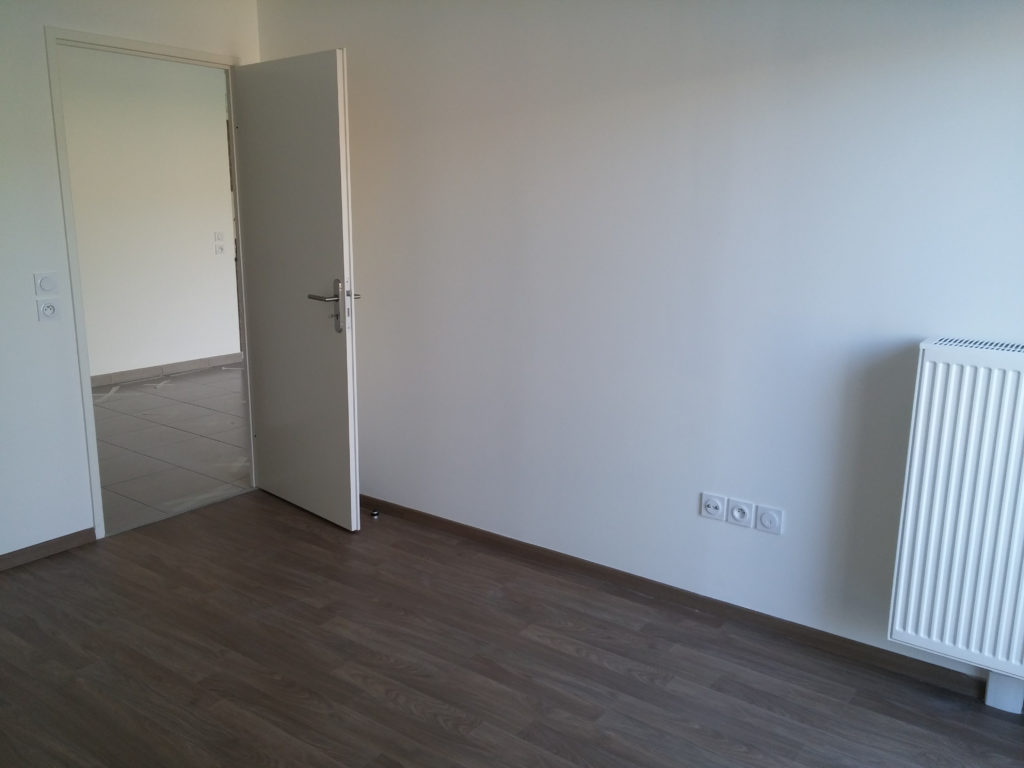 Pose d’un parquet, mise à jour électrique et installation d’un nouveau système de chauffage dans une chambre.