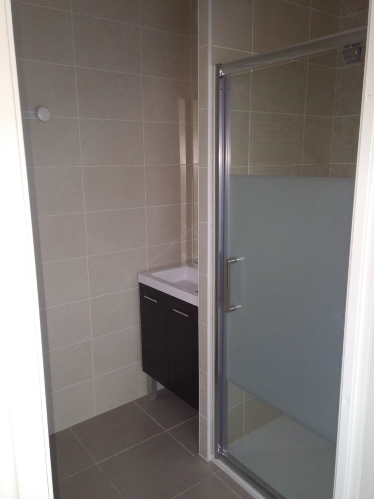 Réalisation d’une nouvelle salle de douche avec installation d’une douche et d’une vasque à Paris.