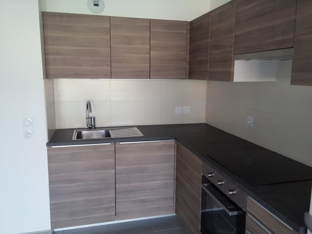 Pose d’une cuisine neuve et entièrement équipée dans un appartement à Paris.