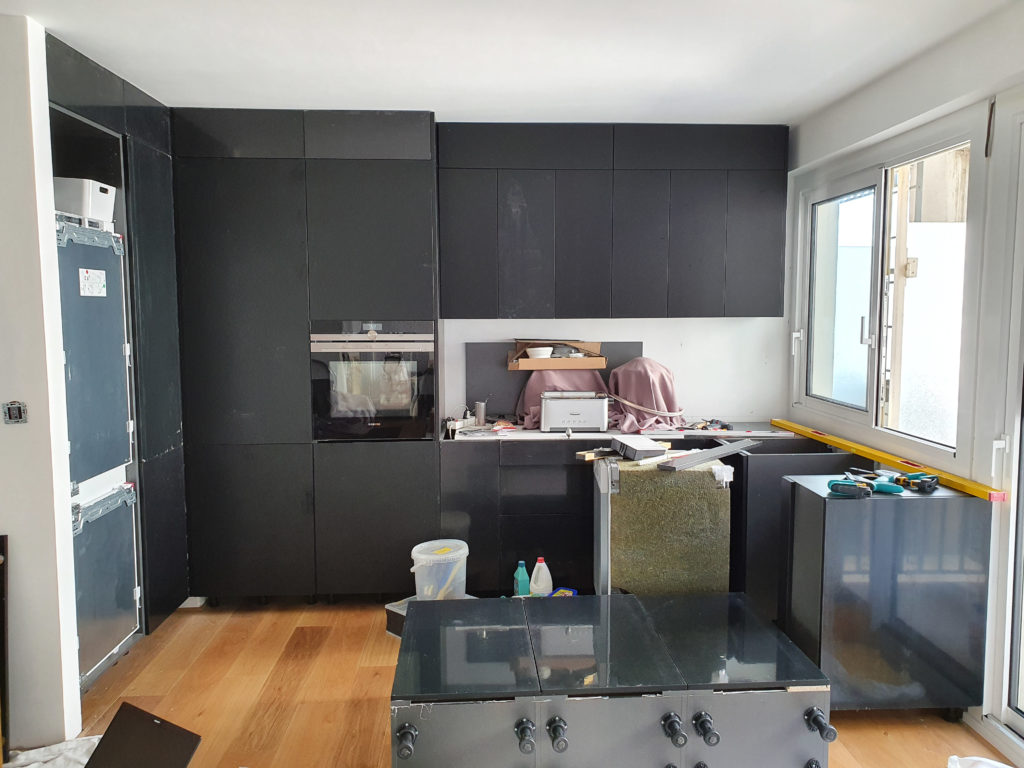 Aménagement et pose d’une cuisine entièrement équipée et aménagée.