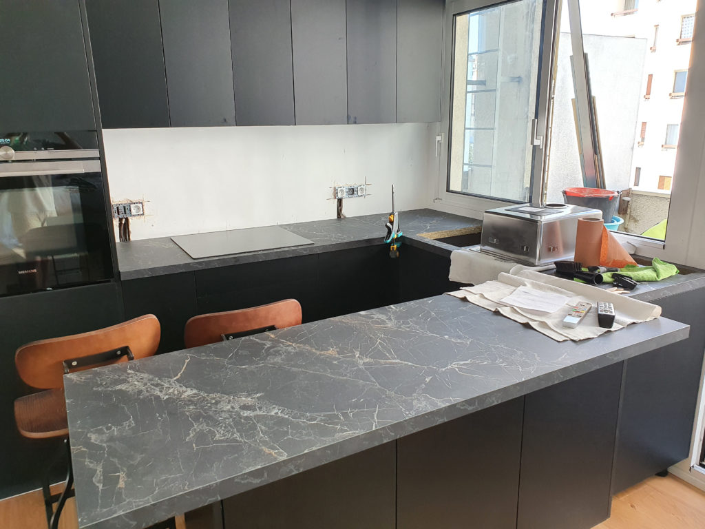 Aménagement d’une cuisine sur mesure avec la pose d’un plan de travail neuf et moderne.