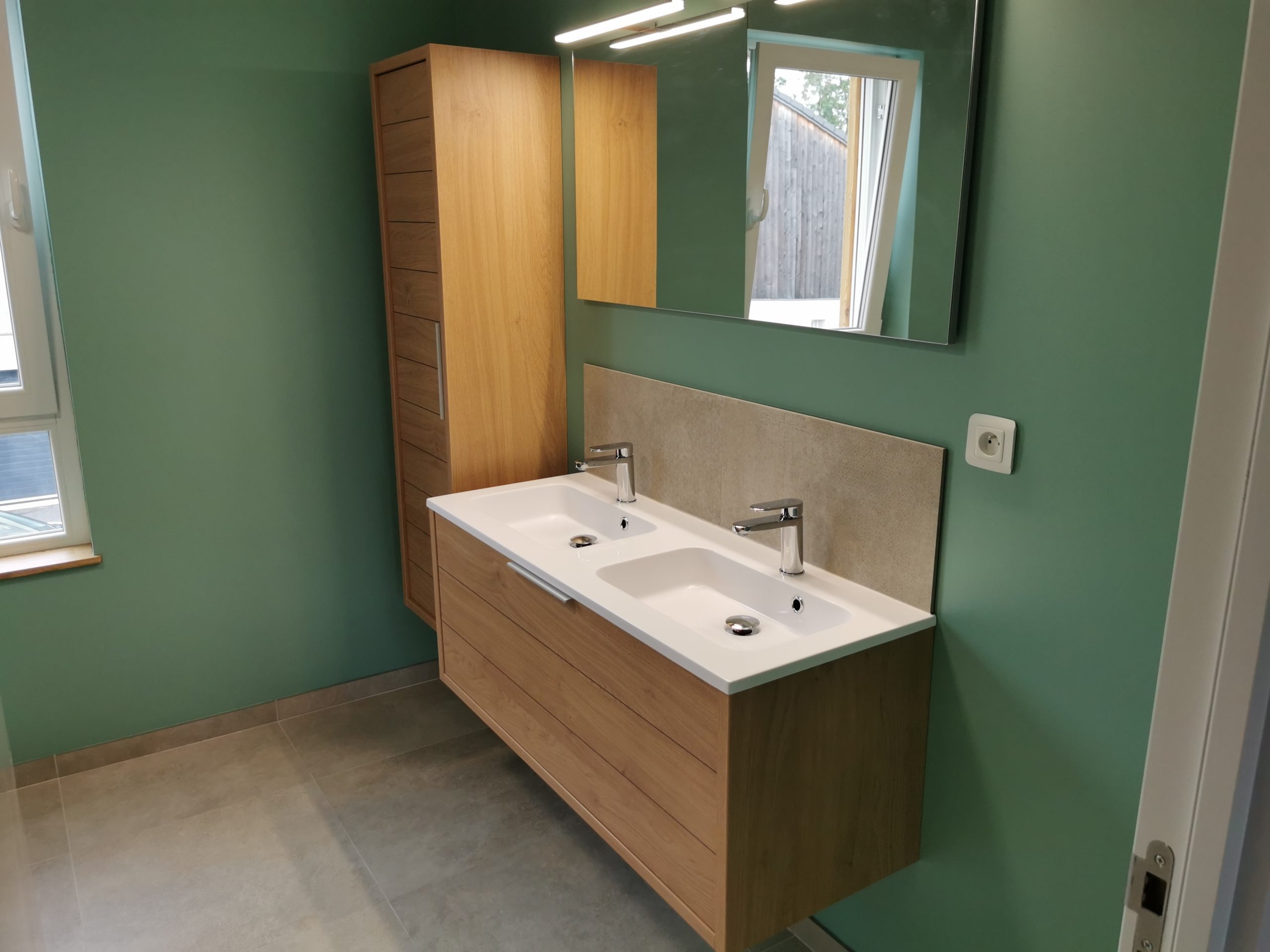 Rénovation complète d’une salle d’eau avec installation moderne et finitions soignées.