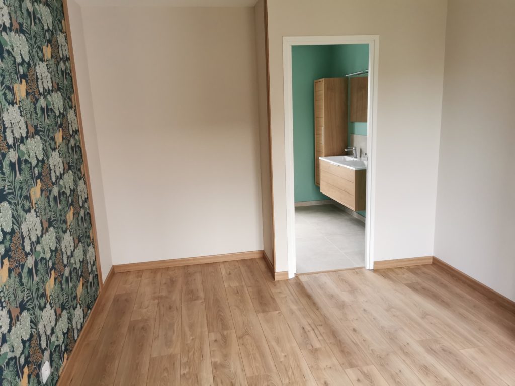 Rénovation d’une salle de bains complète avec accès depuis la chambre, créant une suite parentale moderne.