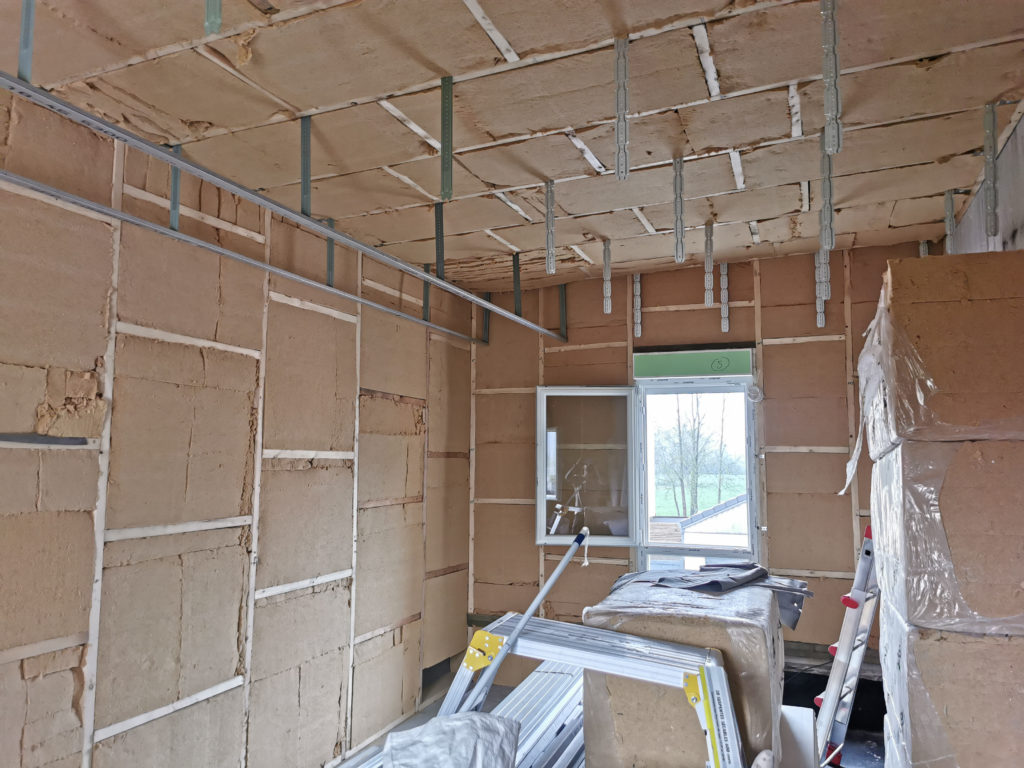 Pose de panneaux en laine de roche pour isoler les plafonds et les murs d’un logement.