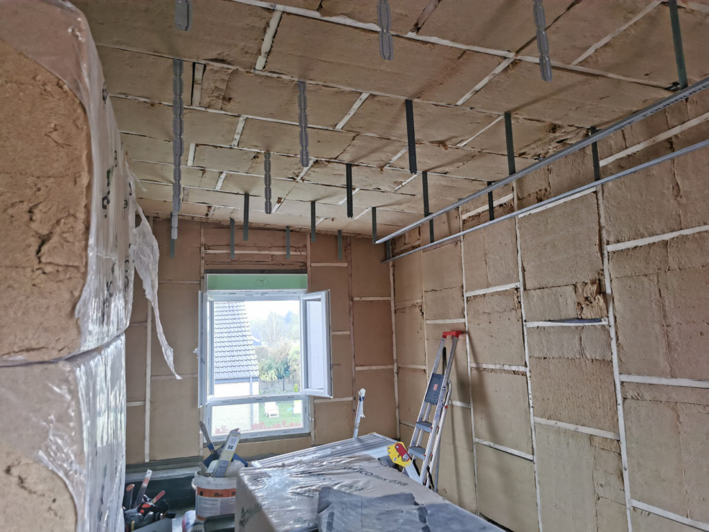 Pose d’une isolation écologique en fibre de bois dans une petite pièce à Paris.