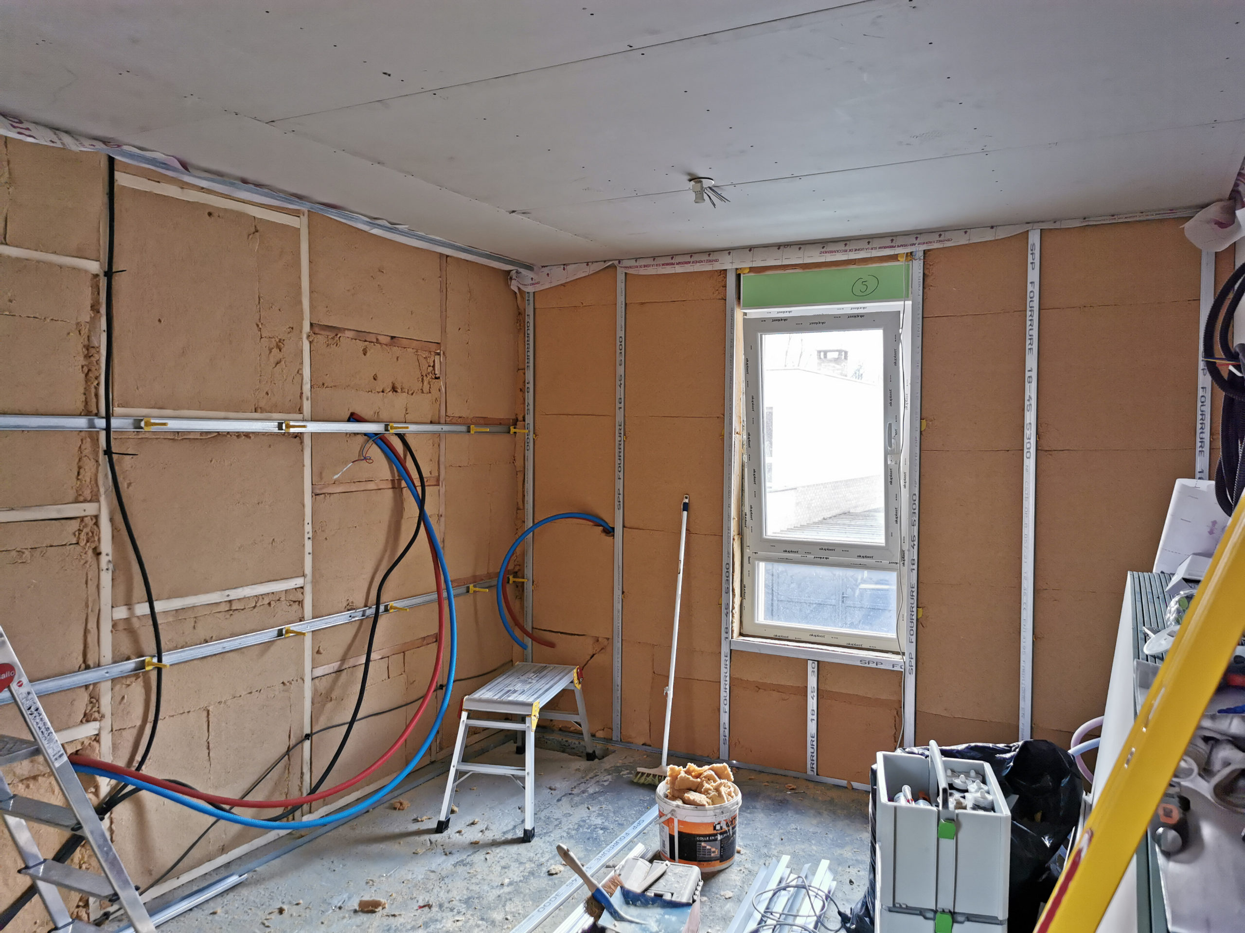 Installation de plaques de placo BA13 sur le plafond d’une pièce récemment ré-isolée.