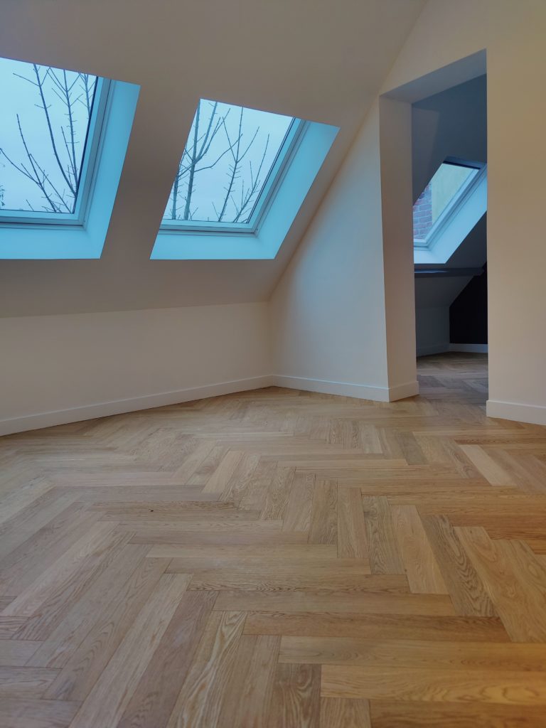 Pose d’un parquet en pointe de Hongrie, installation de 3 fenêtres de toit Velux et isolation complète.