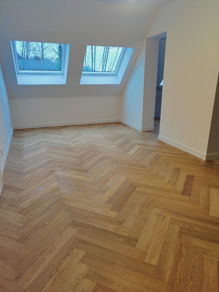 Photographie montrant le rendu final d’un parquet en pointe de Hongrie posé avec soin.