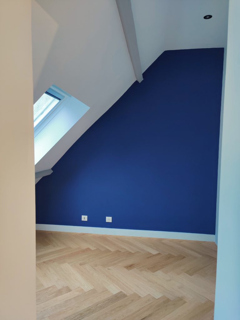 Peinture des murs en bleu et installation d’un parquet en pointe de Hongrie dans la pièce.