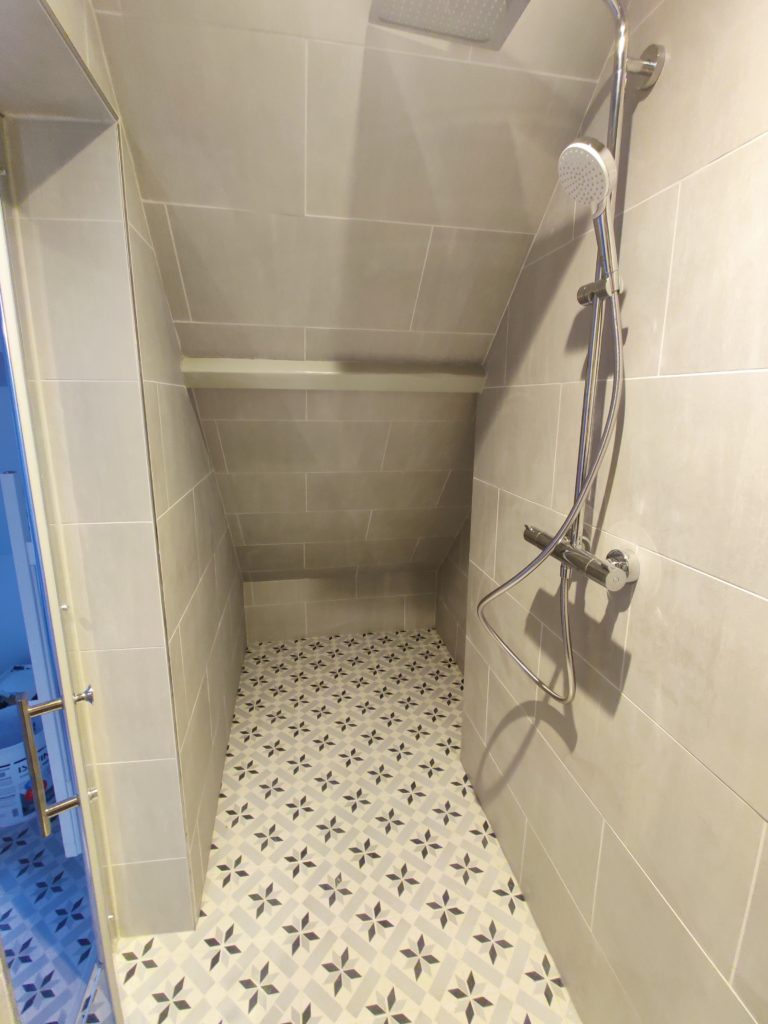 Travaux d’aménagement d’un espace sanitaire pour l’installation d’une douche.