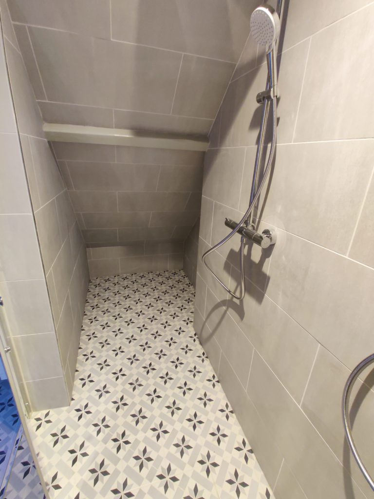 Pose d'un carrelage tout neuf avec ses grands carreaux muraux et sa belle crédence au sol