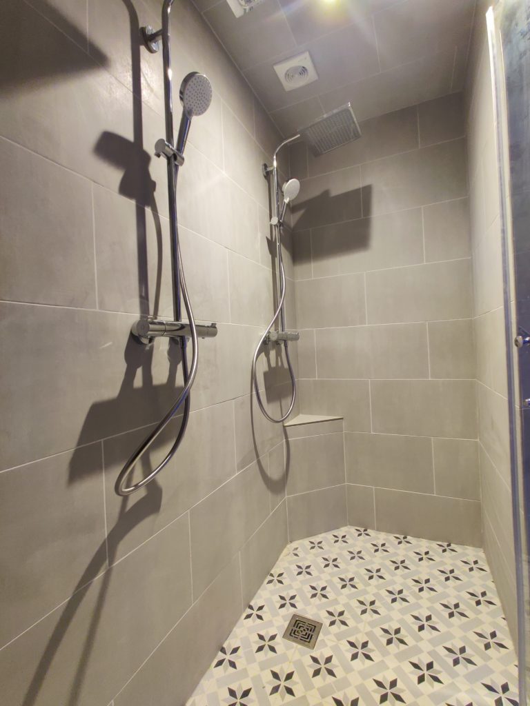 Création d’une double douche dans un appartement parisien rénové.
