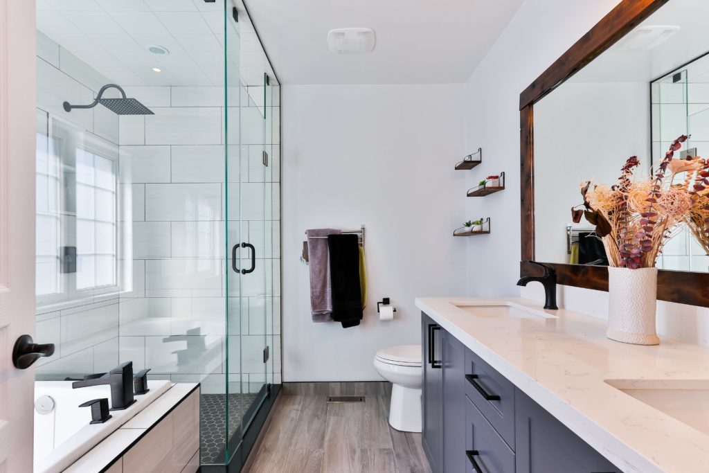 Photographie d'une grande salle de bains avec une douche très large pour un maximum de confort