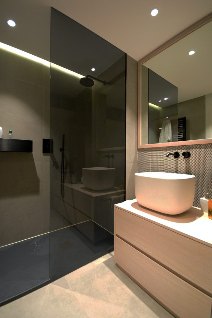Photo d'une salle de bains avec sa douche spacieuse et sa grande vasque