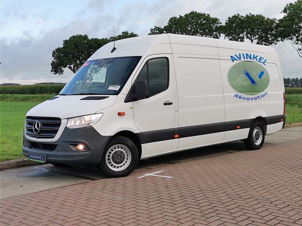 A propos d'Avinkel Rénovation - Camionnette blanche Mercedes - choisir le bon artisan