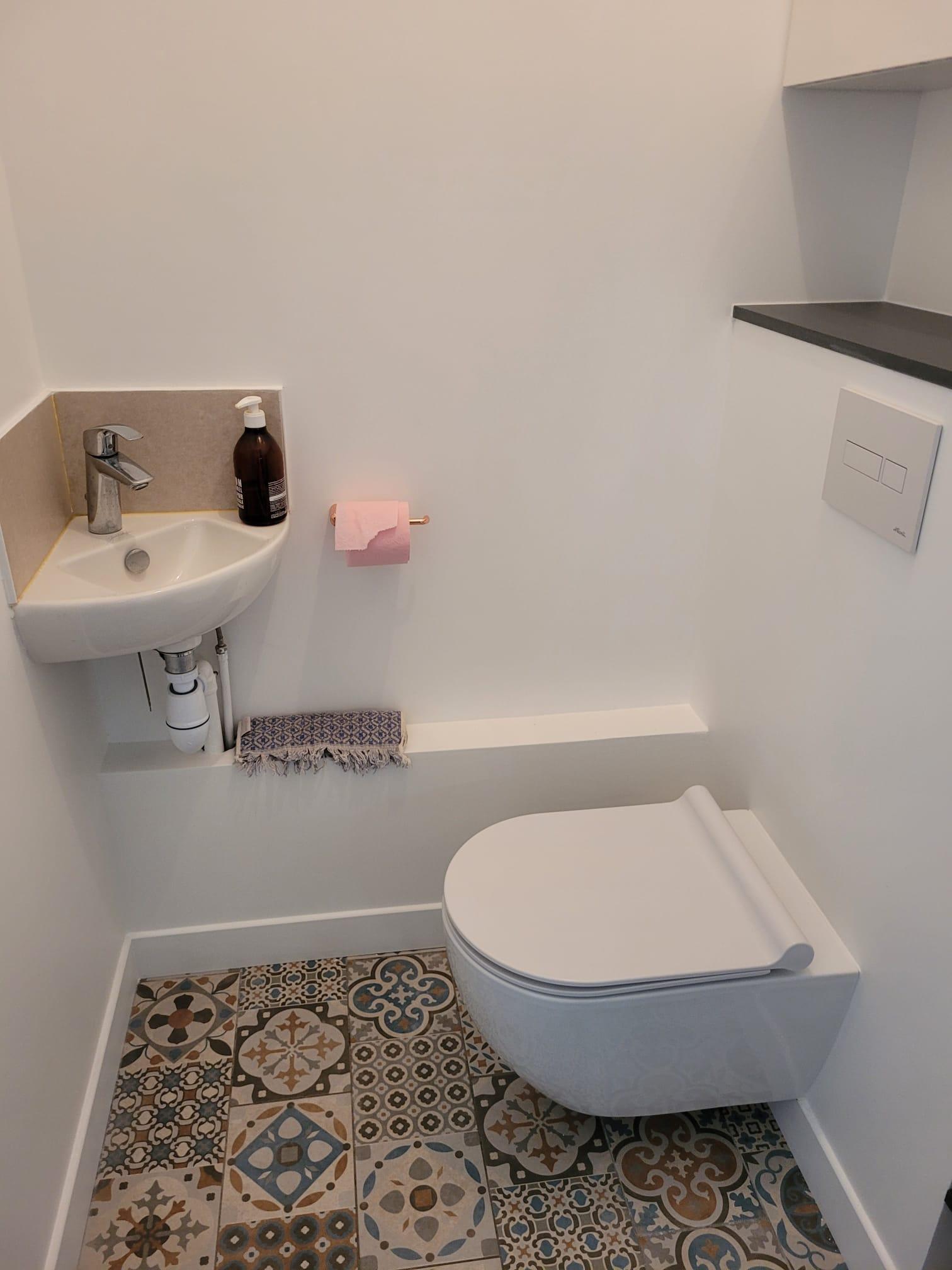 Rénovation complète d’un espace WC avec plâtrerie, installation d’un WC suspendu, d’un petit vasque et pose d’une crédence au sol.