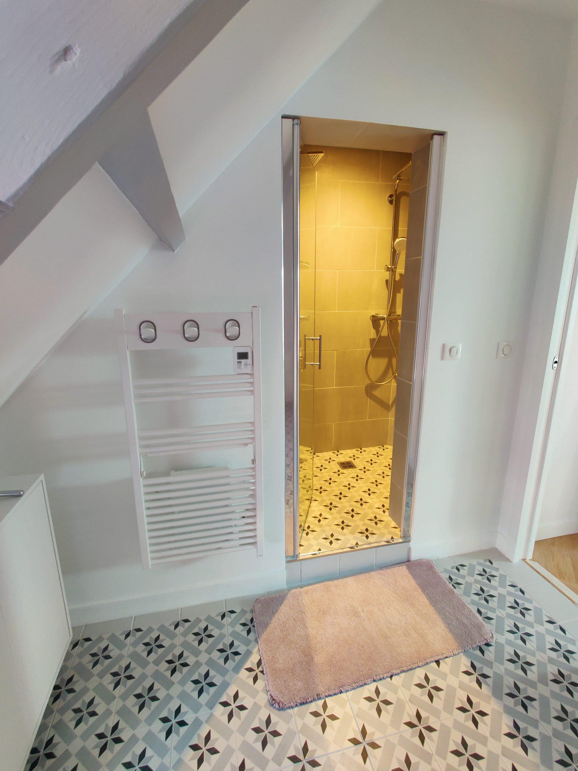 Aménagement d’un espace avec une double colonne de douche dans une salle de bains rénovée.