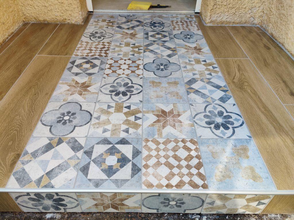 Pose d’une crédence élégante sur le sol de l’entrée d’une maison parisienne rénovée.