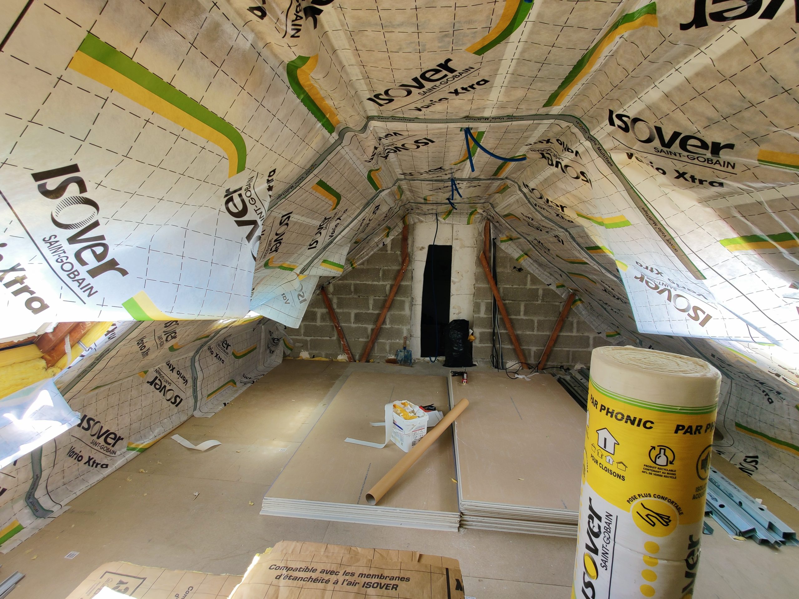 Rénovation complète de l’isolation des rampants avec de la laine de verre dans une maison parisienne.