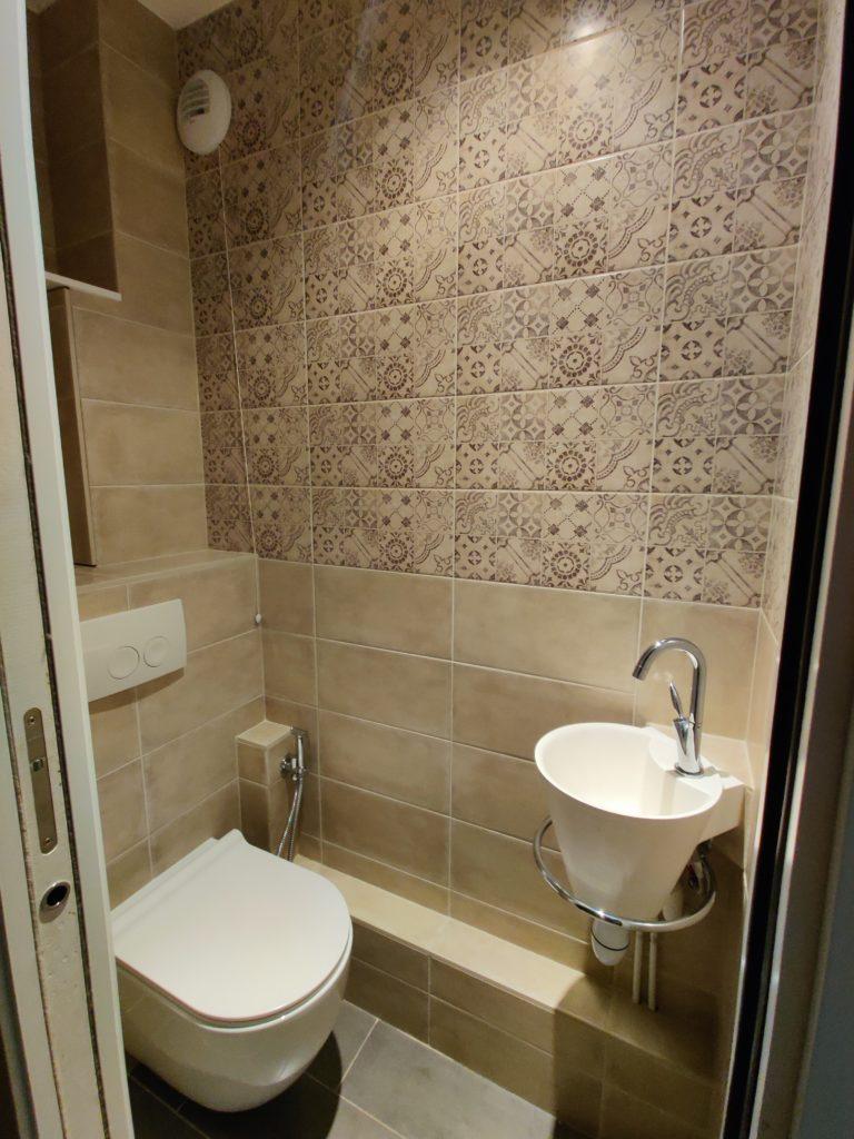 Amélioration d’un espace WC avec installation d’un WC suspendu et d’un lave-main.