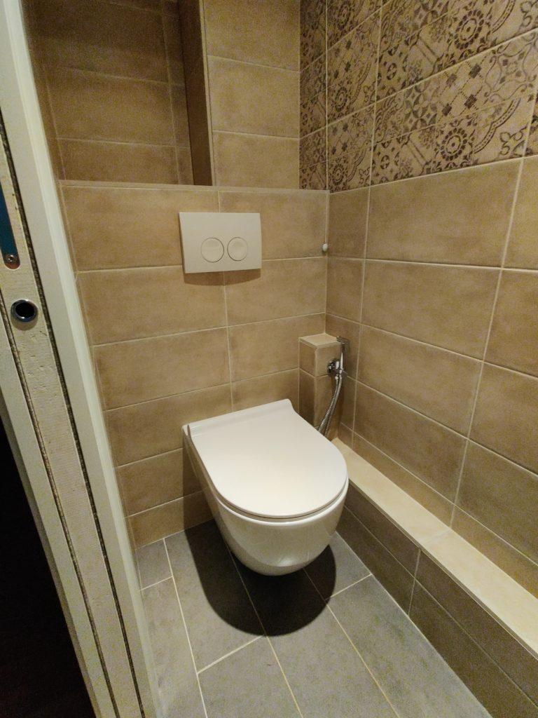 Pose d’un tout nouveau WC suspendu pour un espace sanitaire moderne et fonctionnel.