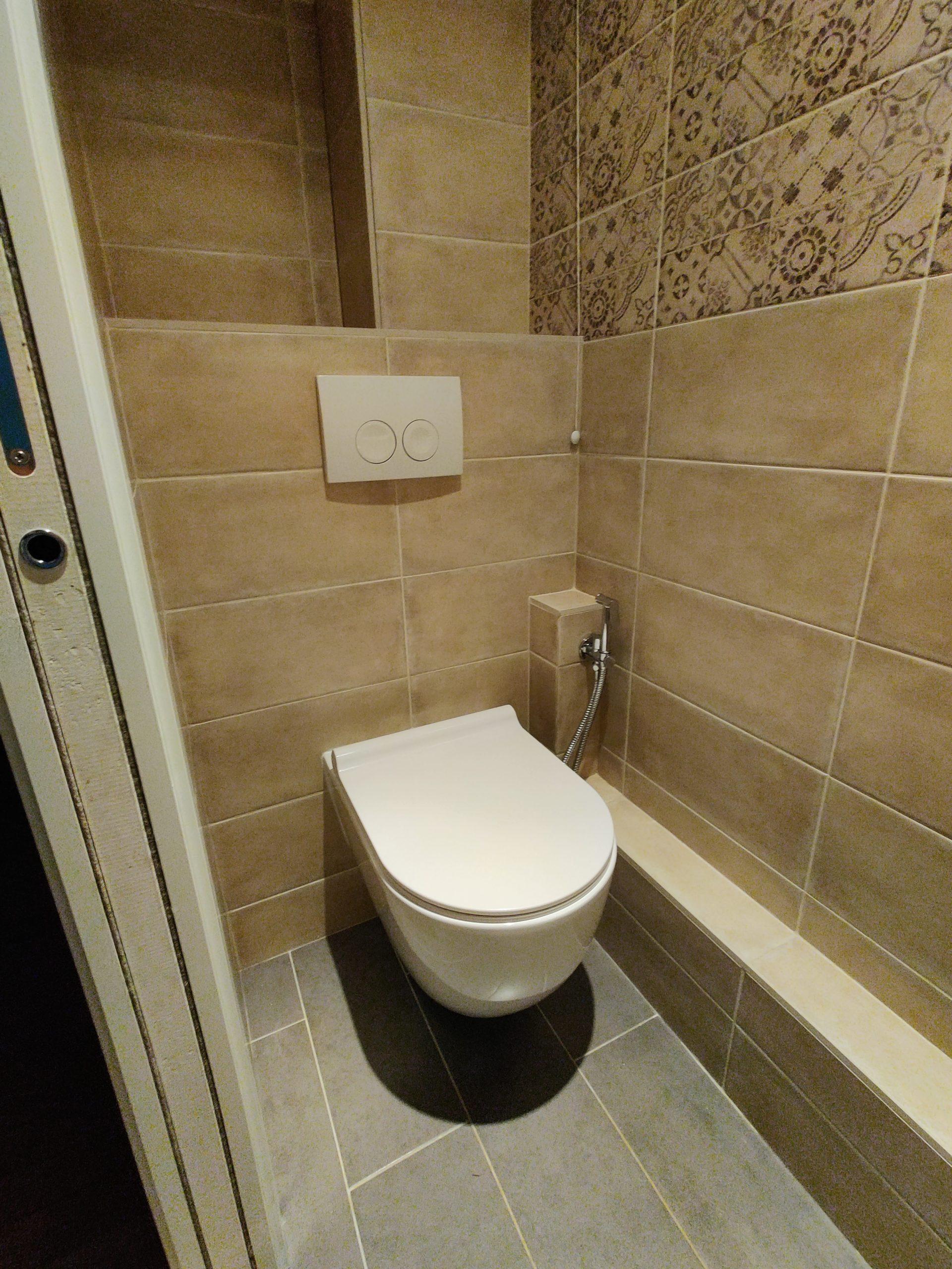 Pose d’un tout nouveau WC suspendu pour un espace sanitaire moderne et fonctionnel.