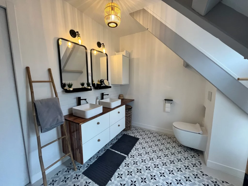 Découvrez nos réalisations et accédez à la page Contact - Réalisation d'une belle salle de bains par une société de rénovation sur paris