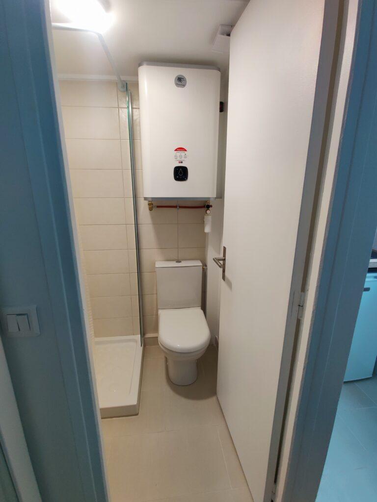 Installation d’un chauffe-eau plat et rénovation complète de la plomberie dans un studio parisien.