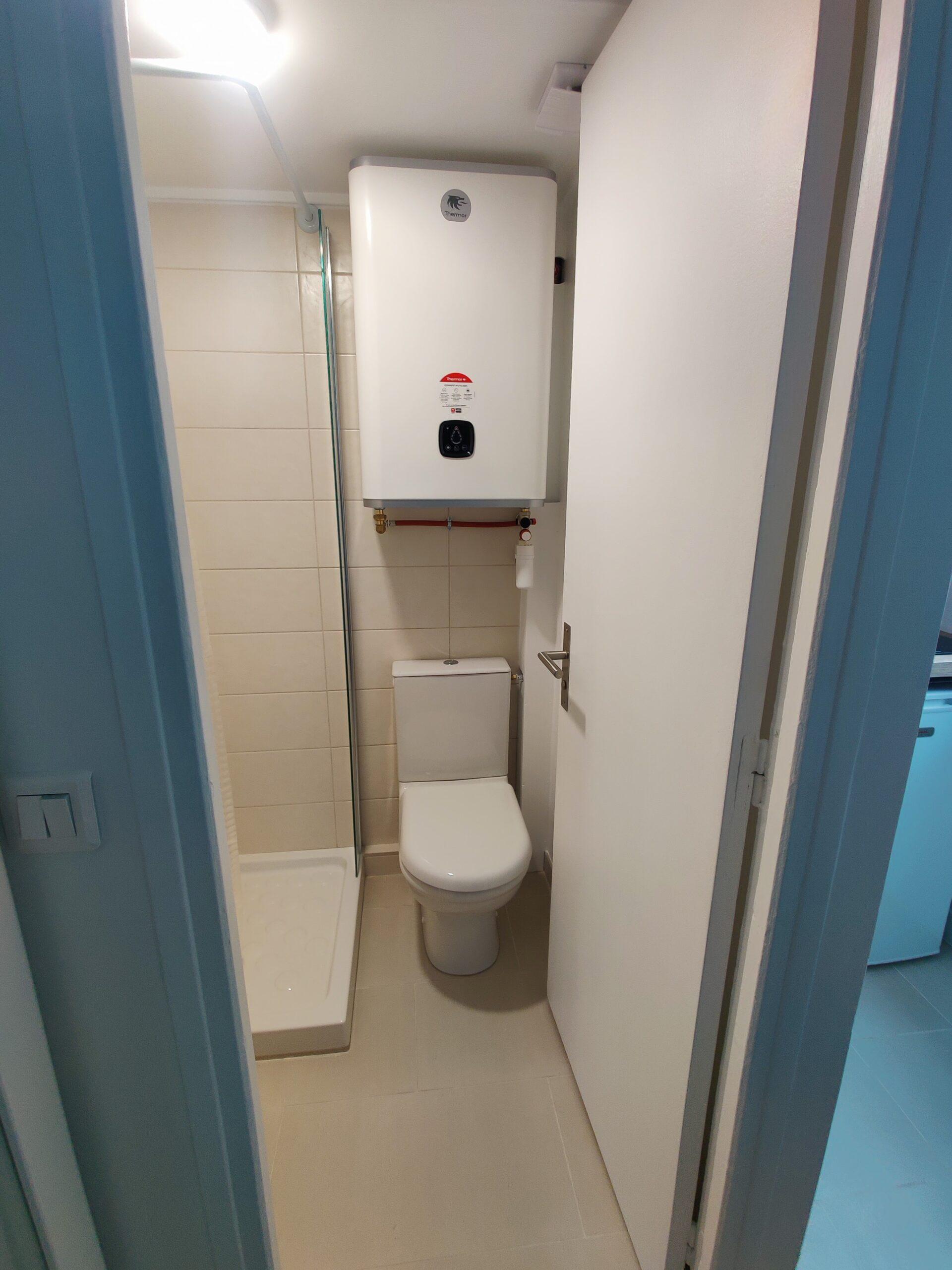 Installation d’un chauffe-eau plat et rénovation complète de la plomberie dans un studio parisien.