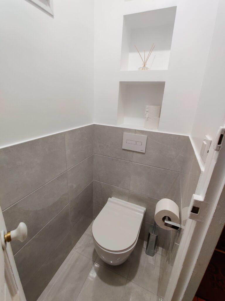 Rénovation complète des WC avec installation d’un WC suspendu moderne.