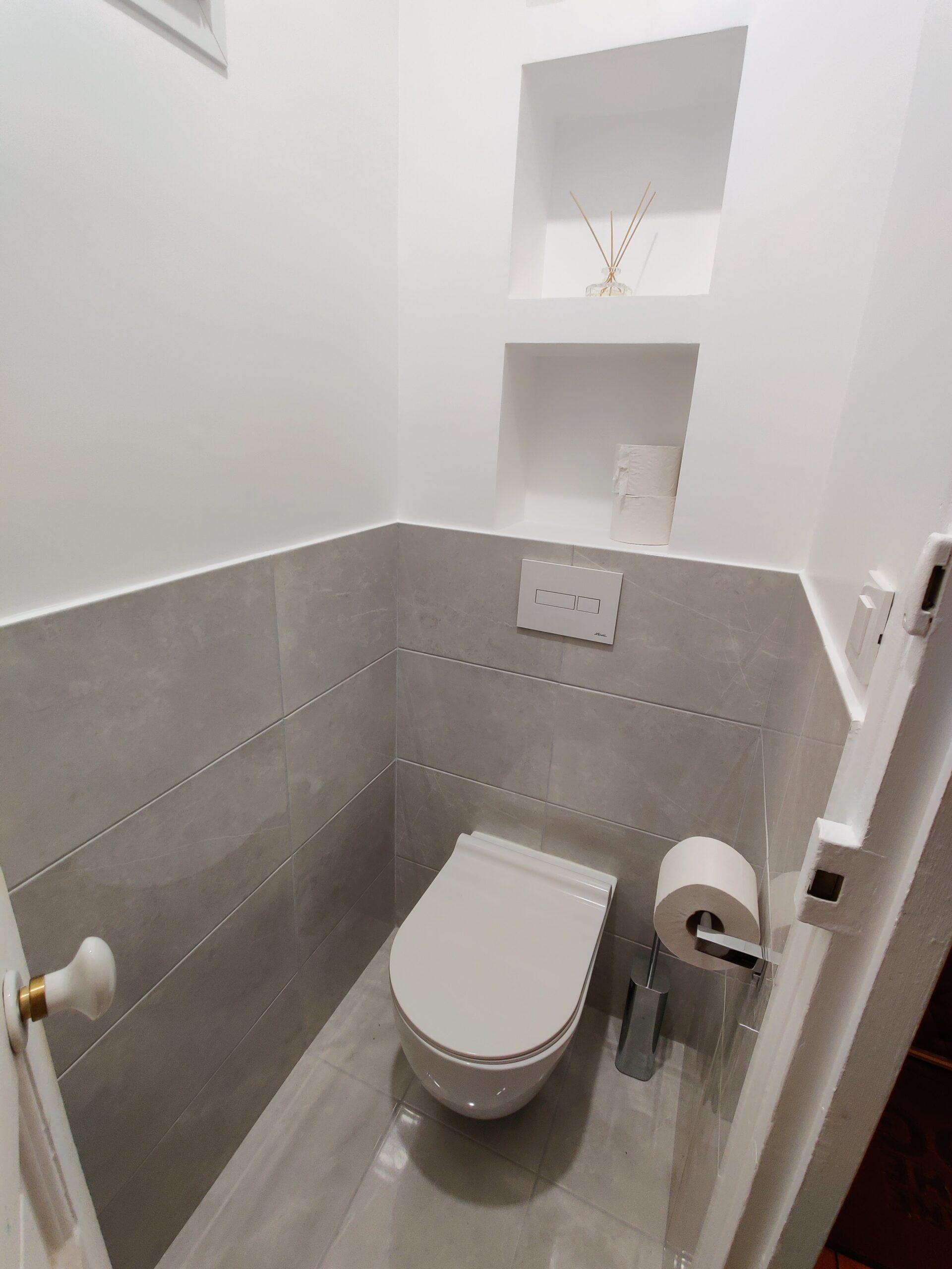 Rénovation complète des WC avec installation d’un WC suspendu moderne.