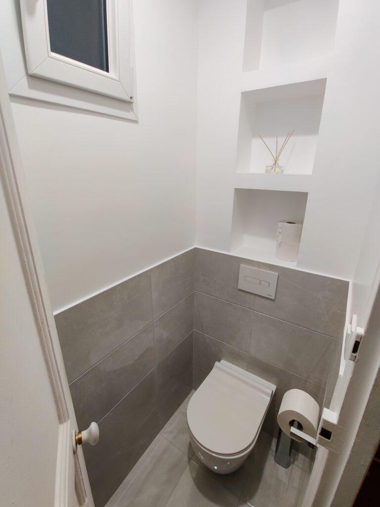 Rénovation complète des WC incluant la pose d’un WC, travaux de plâtrerie, installation de carrelage et peinture.