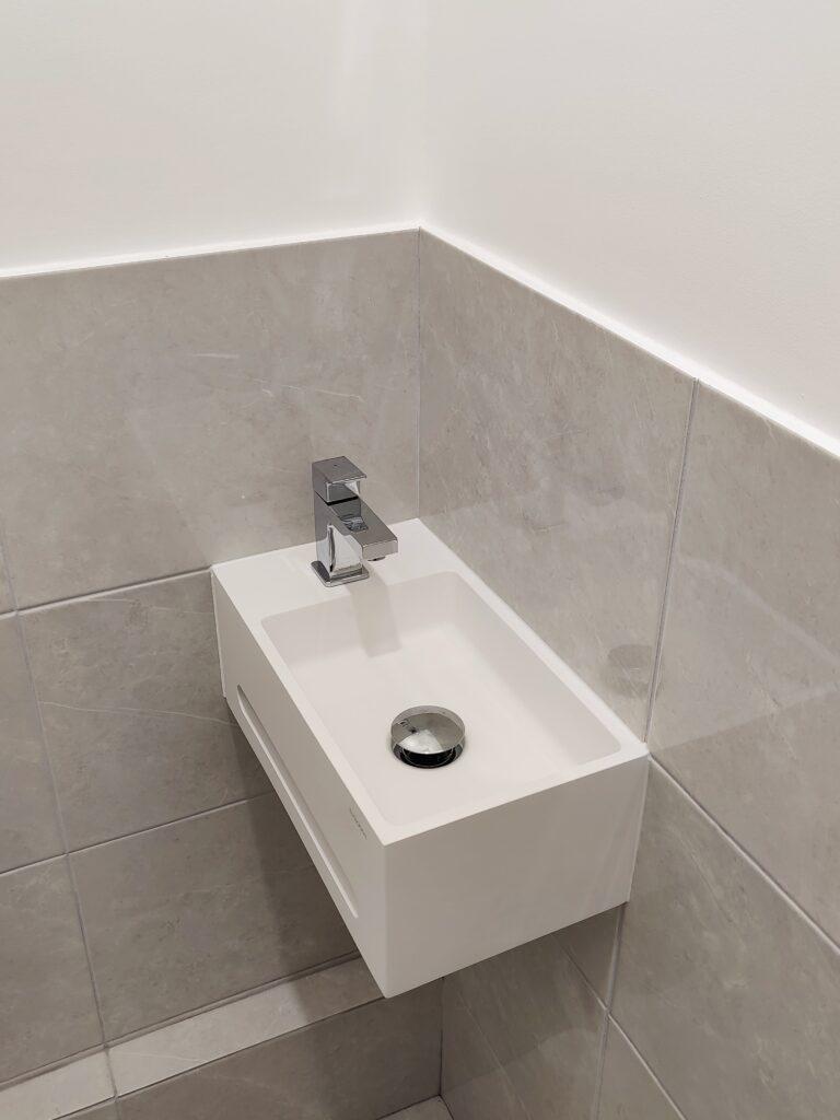 Pose d'un Lave main hydrobox dans des WC parisien