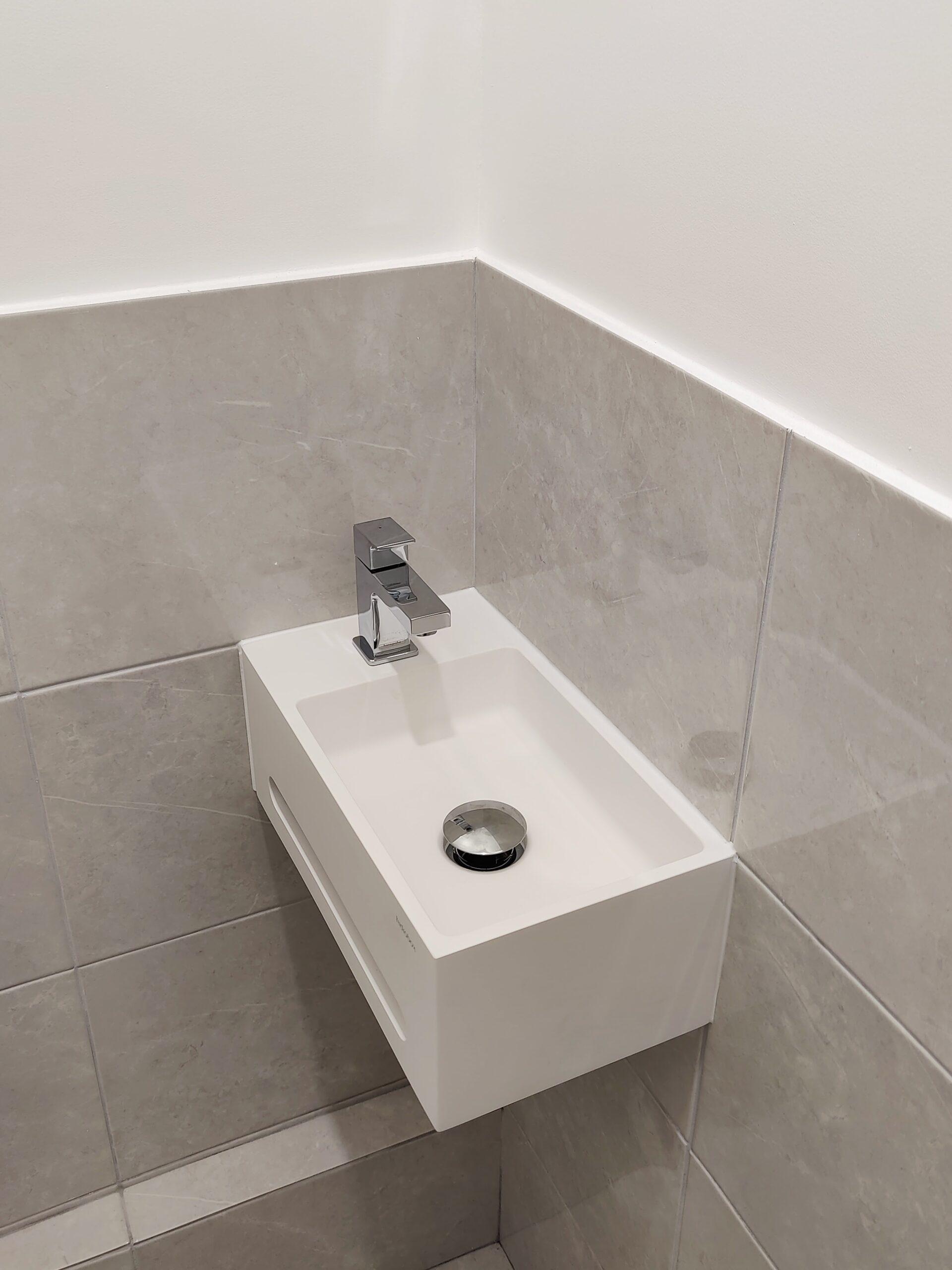 Installation d’un lave-main Hydrobox dans des WC rénovés à Paris.