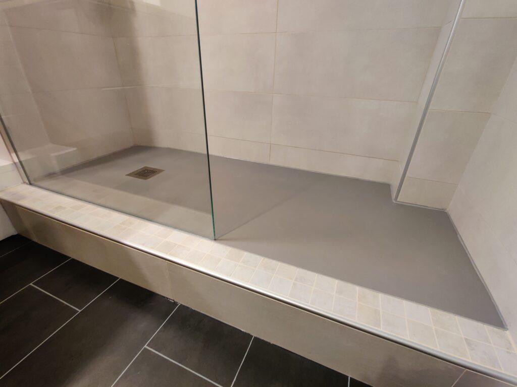 Installation d’un receveur extra-plat dans une douche rénovée à Paris pour un espace moderne et fonctionnel.