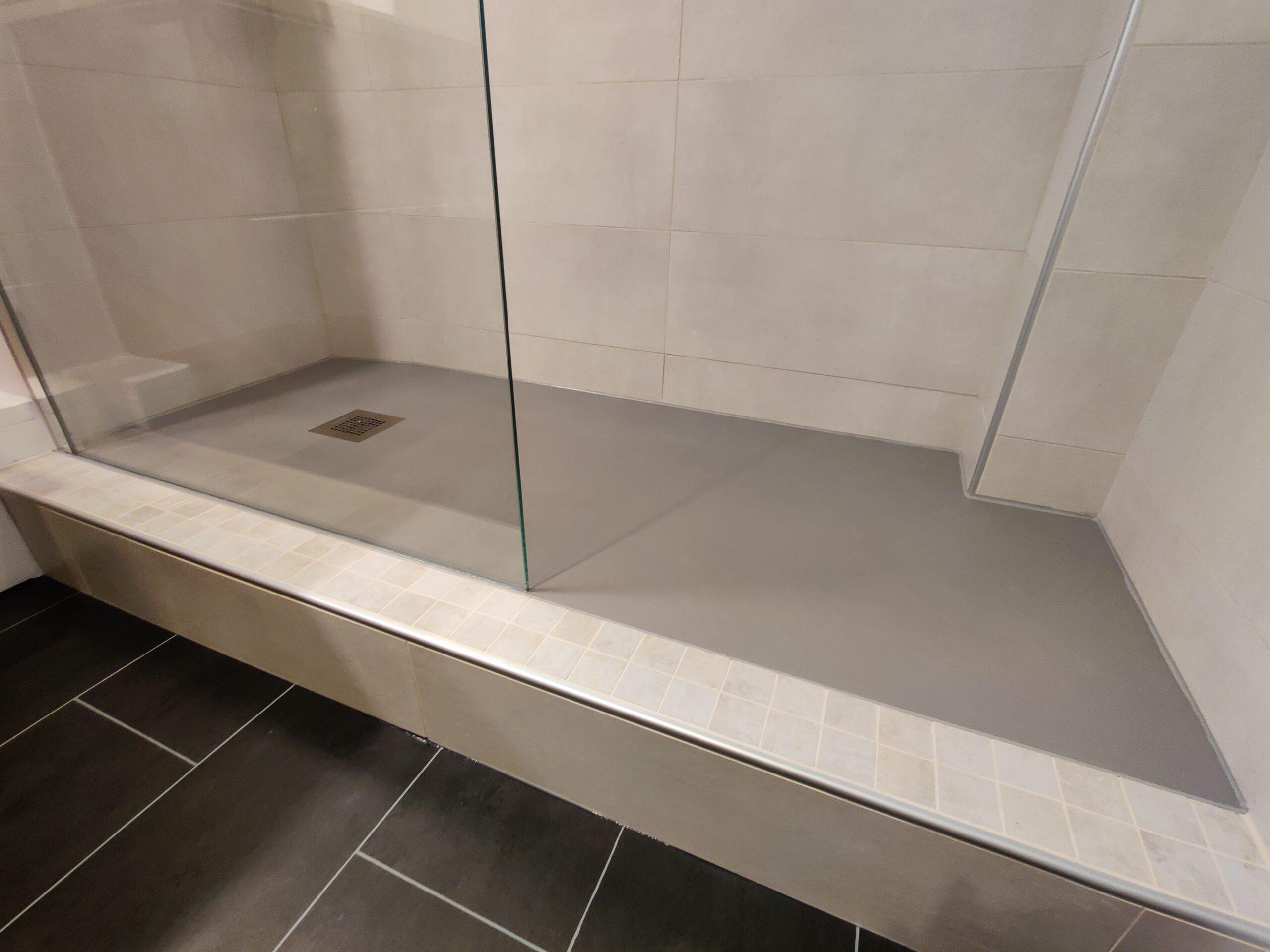 Installation d’un receveur extra-plat dans une douche rénovée à Paris pour un espace moderne et fonctionnel.