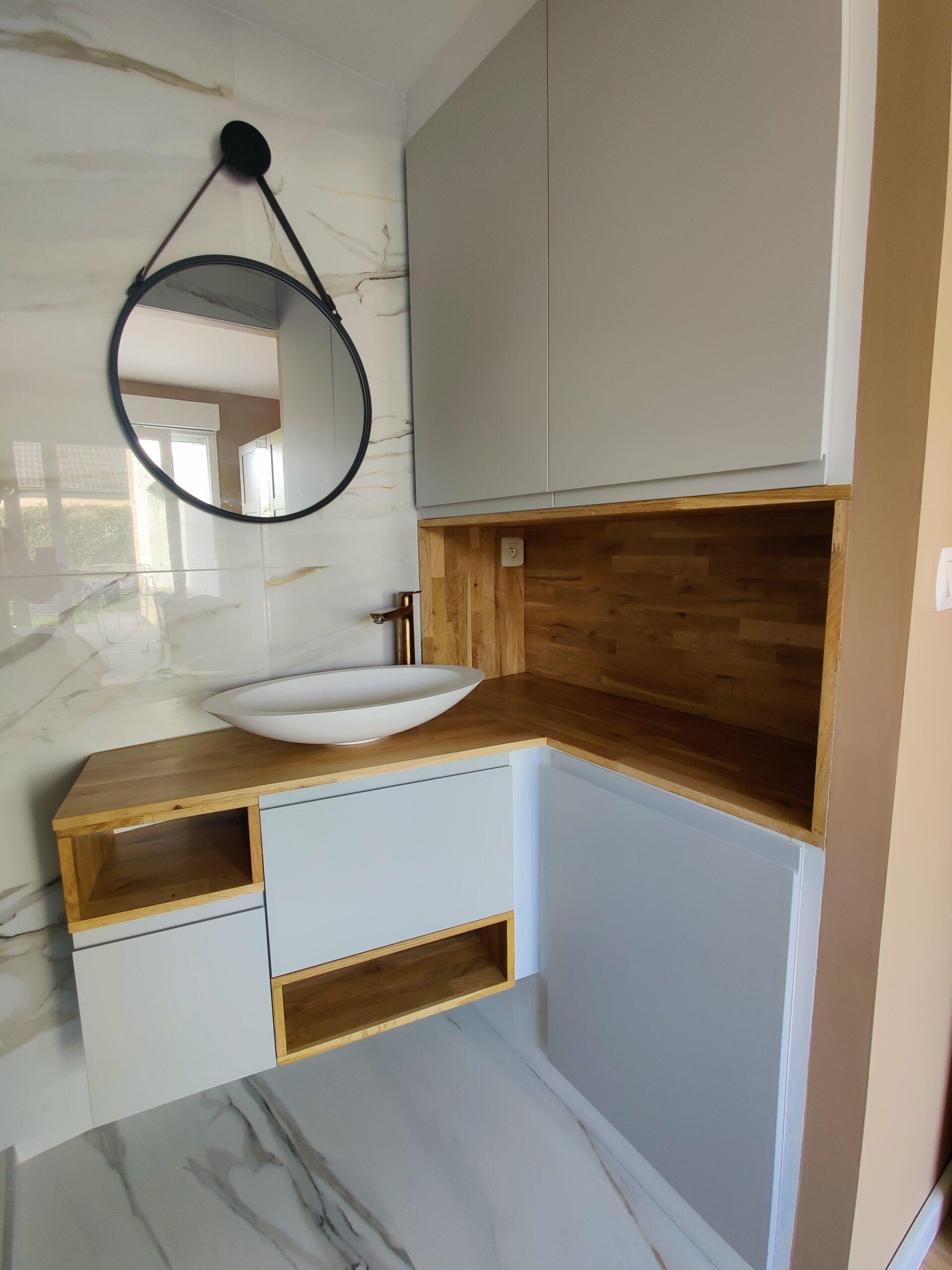 Rénovation complète avec conception et installation d’un meuble sur mesure pour un espace fonctionnel et esthétique.