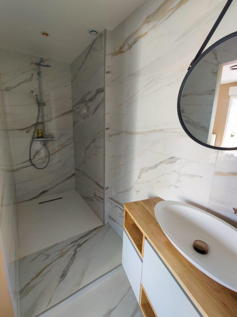 Création d'un meuble sur mesure et pose d'une nouvelle douche avec revêtement en marbre