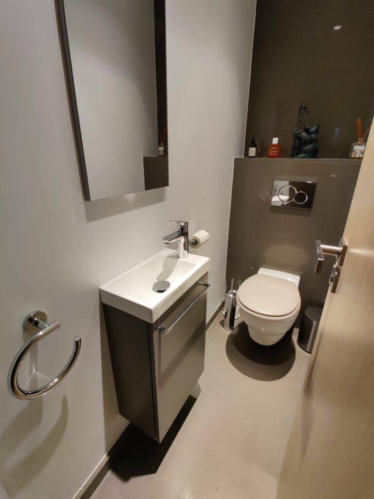 Création d'un espace wc complet avec lave mains et wc suspendu