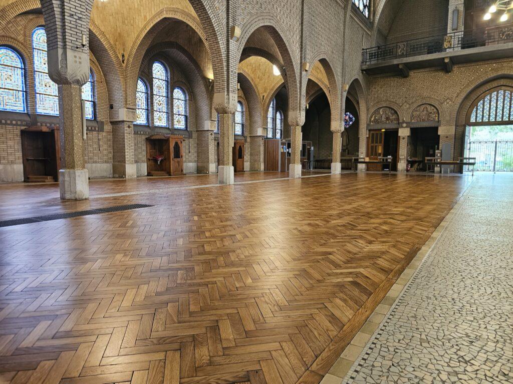 Pose d'un parquet en pointe de hongrie dans cette magnifique église