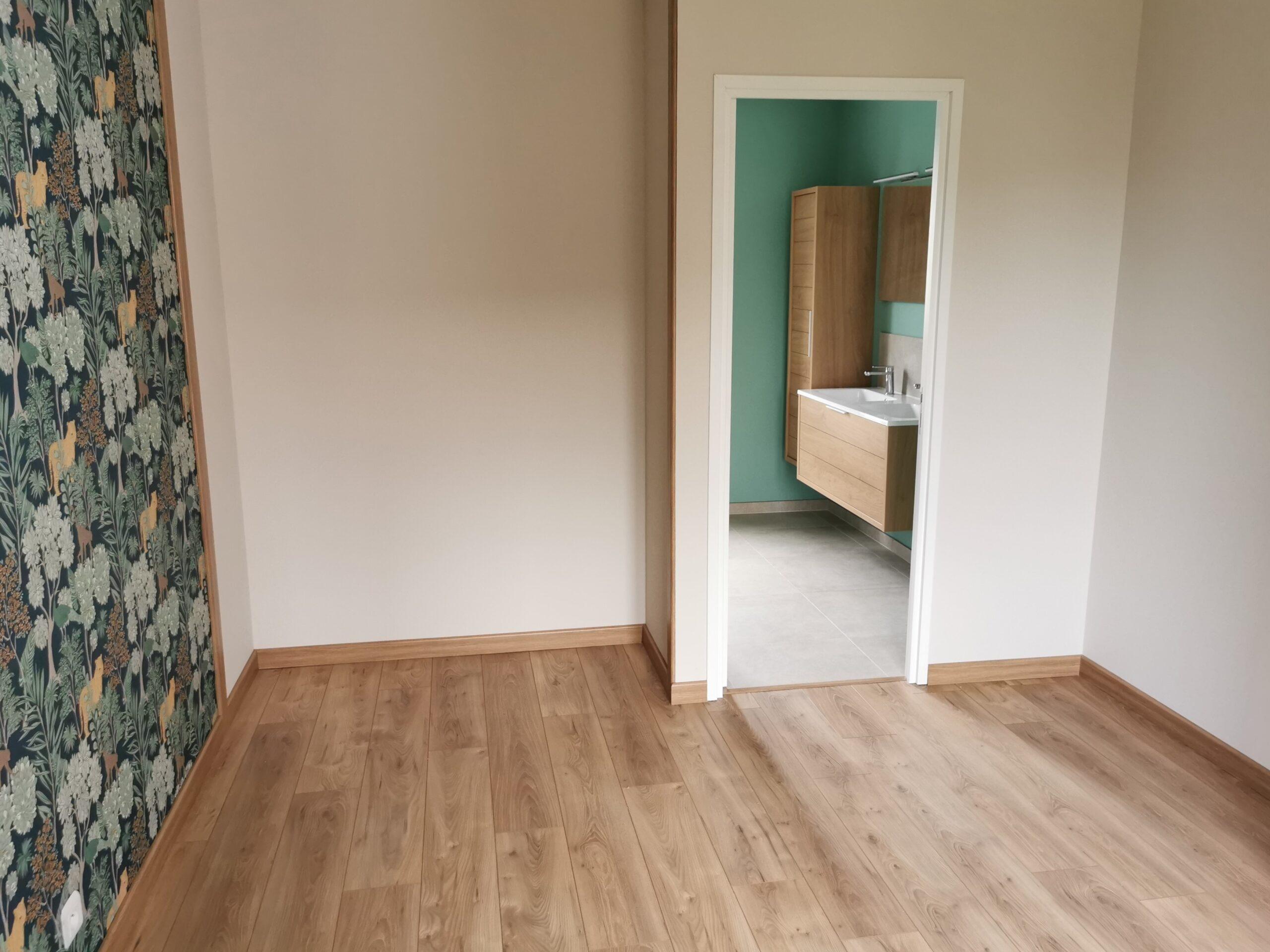 Travaux de rénovation avec peinture et revêtement mural moderne