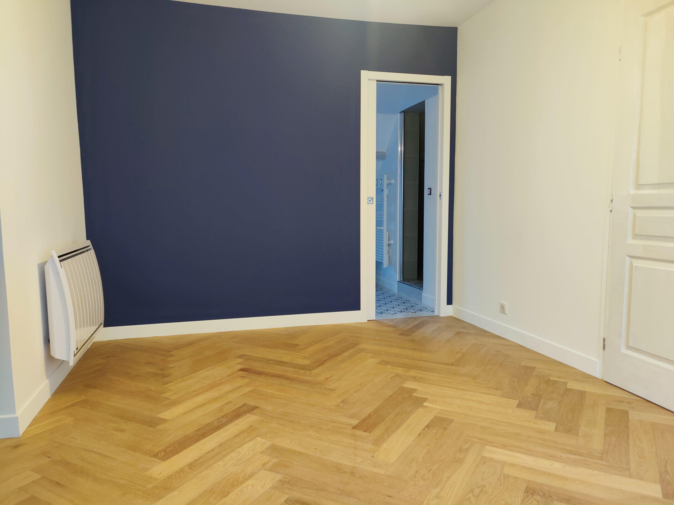 Travaux de peinture complète et pose d’un parquet élégant en pointe de Hongrie