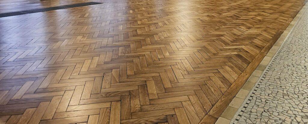 Contact Avinkel Rénovation - Magnifique parquet posés par Avinkel Rénovation dans une église