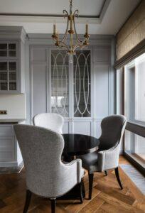 3 chaises positionnés autour d'une table sous un magnifique chandelier - Expert en rénovation - Prestations Professionnels