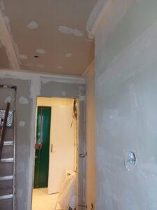 Mise en plâtre des murs pour supprimer les irrégularités des murs