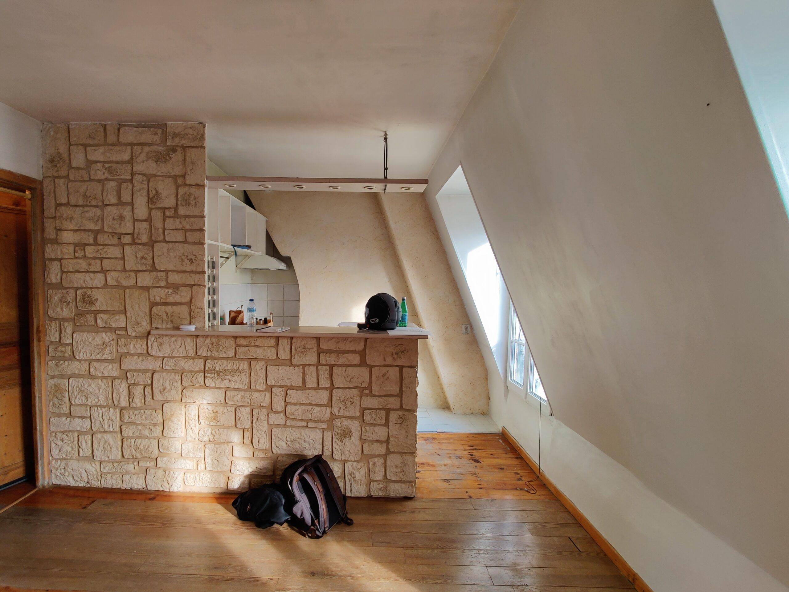 Pose de pierres de parement pour délimiter l’espace cuisine